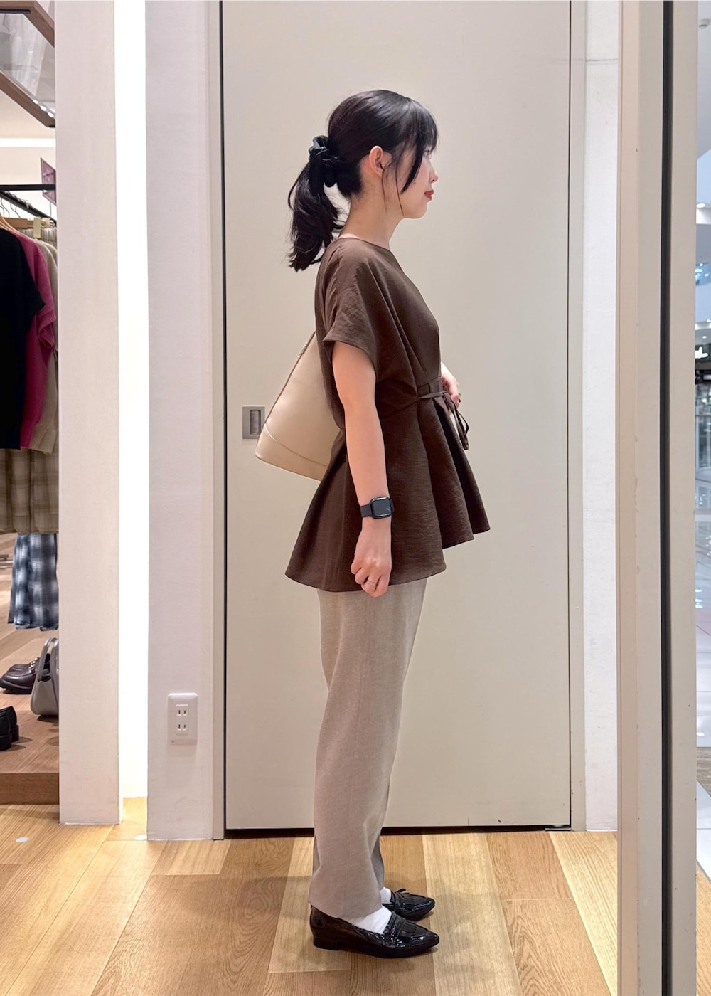ブラウン系のその他パンツ、ブラック系のパンプス、ブラウン系のシャツ/ブラウスを着用したレディースの夏コーディネートの2枚目の写真
