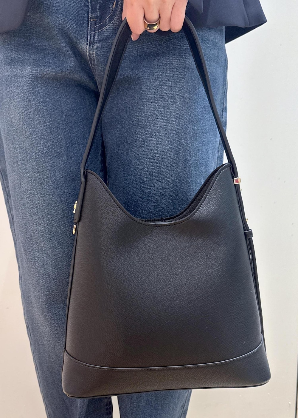 ブラック系のショルダーバッグ、ブラック系のローファー、ブルー系のテーラードジャケットを着用したレディースの冬コーディネートの10枚目の写真