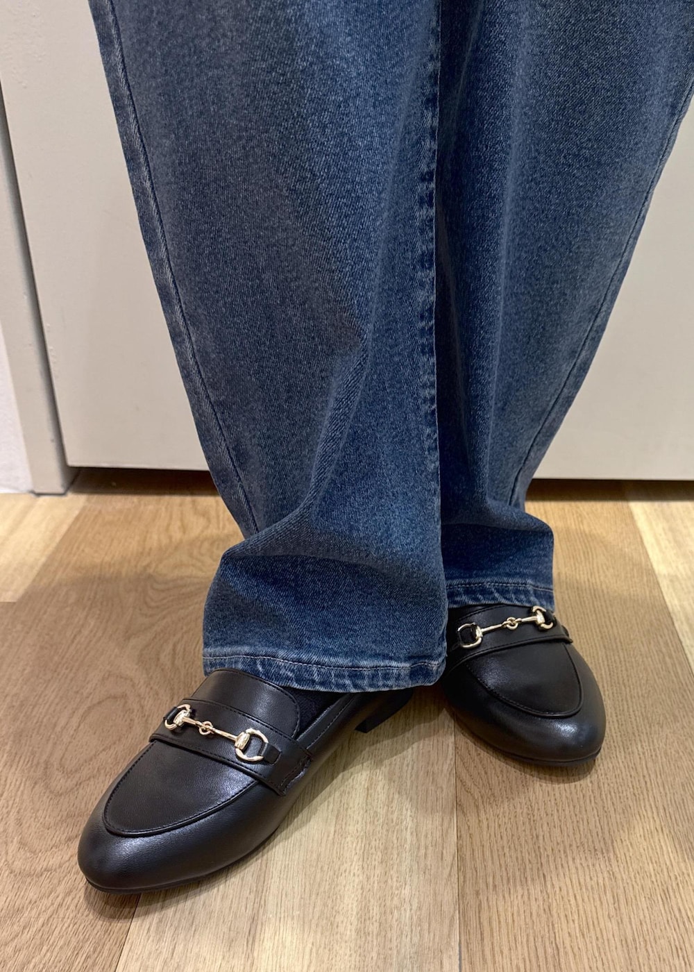 ブラック系のショルダーバッグ、ブラック系のローファー、ブルー系のテーラードジャケットを着用したレディースの冬コーディネートの9枚目の写真