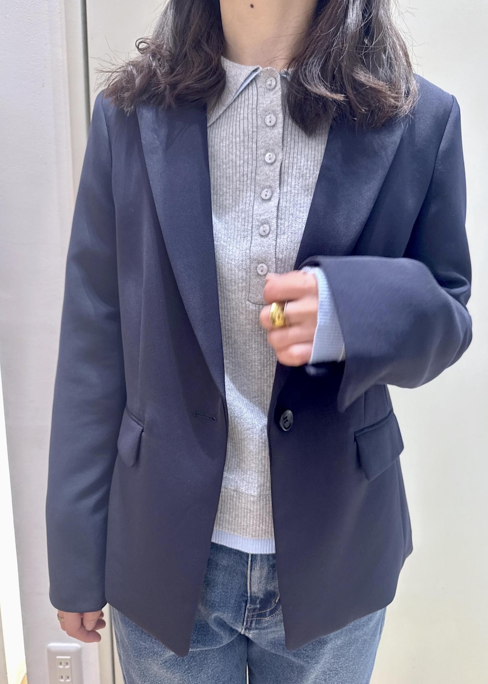 ブラック系のショルダーバッグ、ブラック系のローファー、ブルー系のテーラードジャケットを着用したレディースの冬コーディネートの4枚目の写真