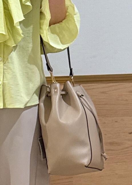 ホワイト系のサンダル、ベージュ系のカーゴパンツ、ベージュ系のショルダーバッグを着用したレディースの夏コーディネートの9枚目の写真