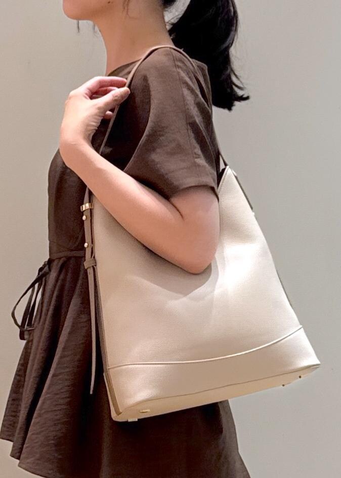 ブラウン系のその他パンツ、ブラック系のパンプス、ブラウン系のシャツ/ブラウスを着用したレディースの夏コーディネートの8枚目の写真
