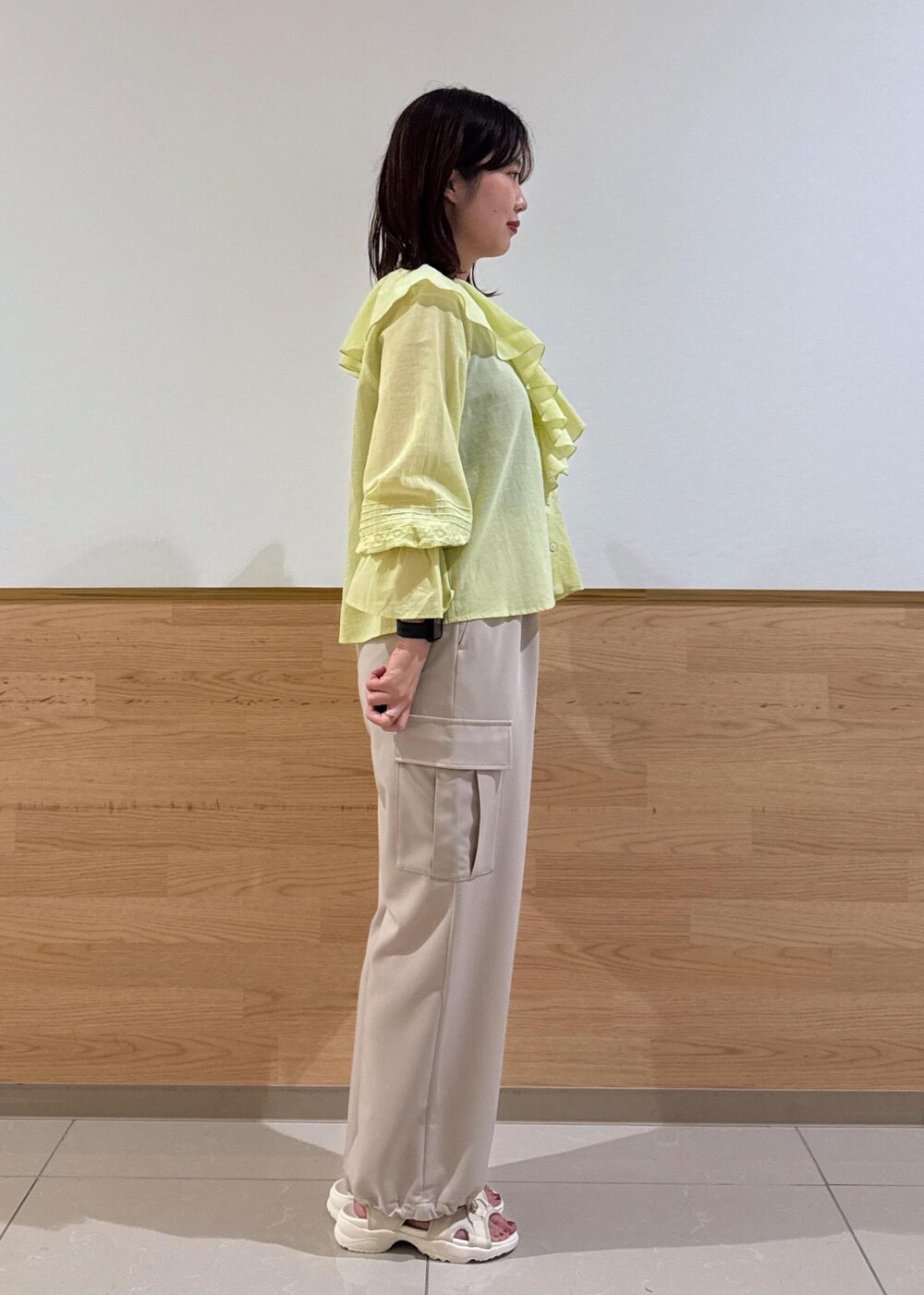 ホワイト系のサンダル、ベージュ系のカーゴパンツ、ベージュ系のショルダーバッグを着用したレディースの夏コーディネートの3枚目の写真