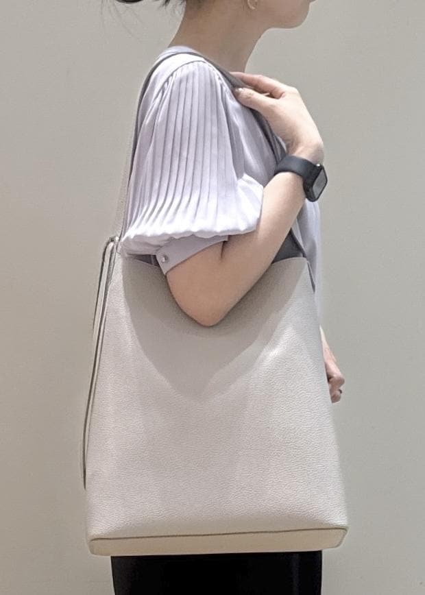 グレー系のショルダーバッグ、パープル系のシャツ/ブラウス、ブラック系のその他パンツを着用したレディースの春コーディネートの9枚目の写真