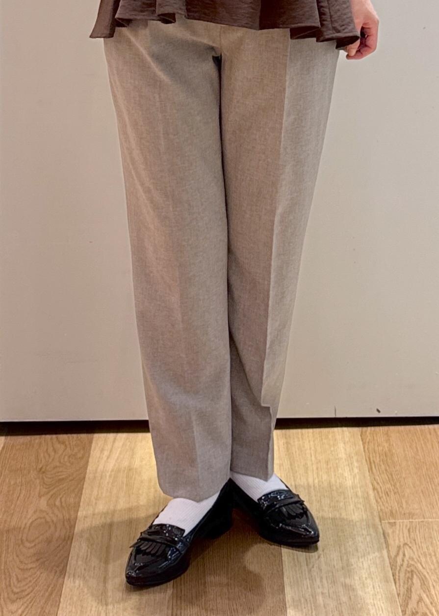ブラウン系のその他パンツ、ブラック系のパンプス、ブラウン系のシャツ/ブラウスを着用したレディースの夏コーディネートの6枚目の写真