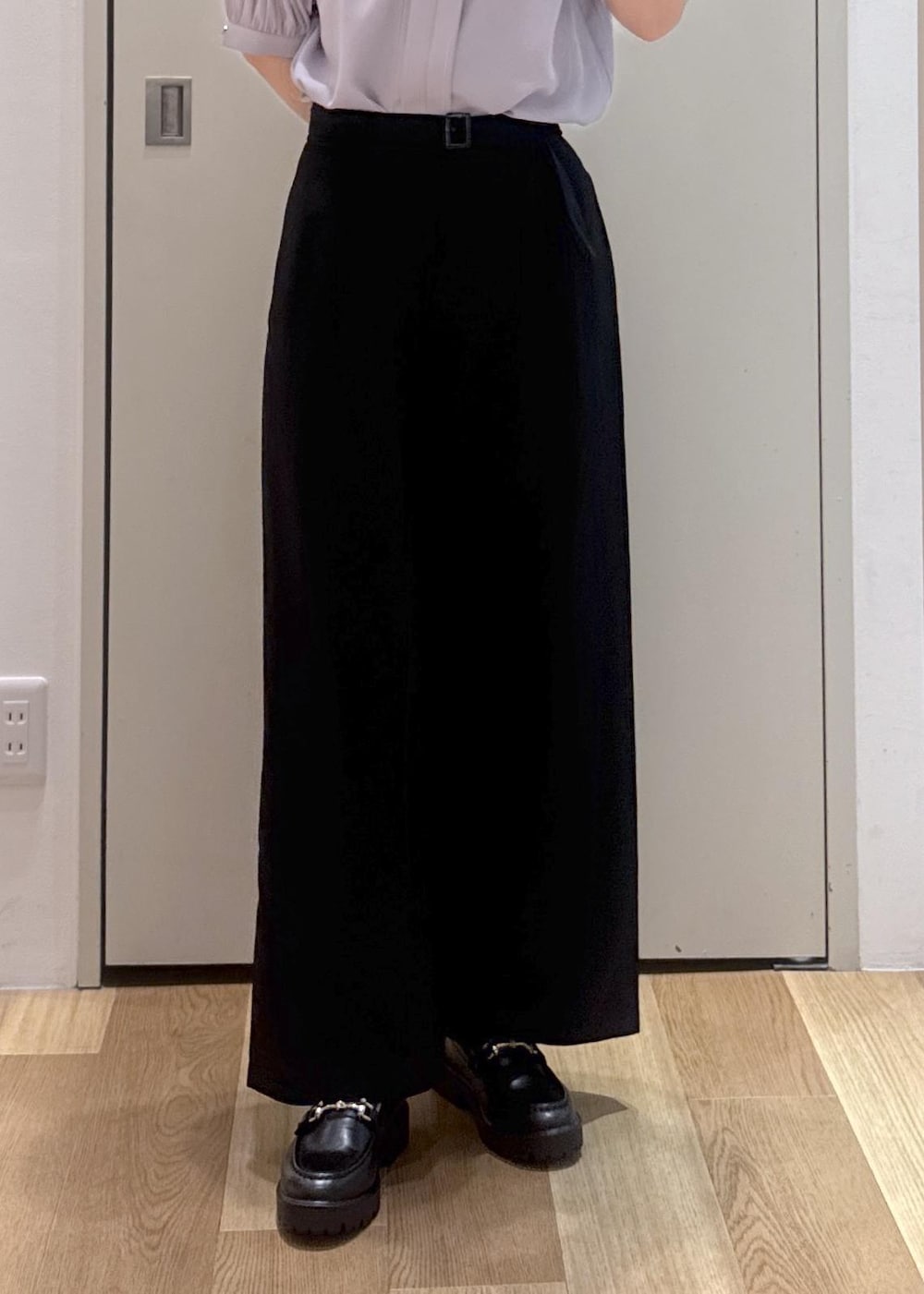 グレー系のショルダーバッグ、パープル系のシャツ/ブラウス、ブラック系のその他パンツを着用したレディースの春コーディネートの6枚目の写真
