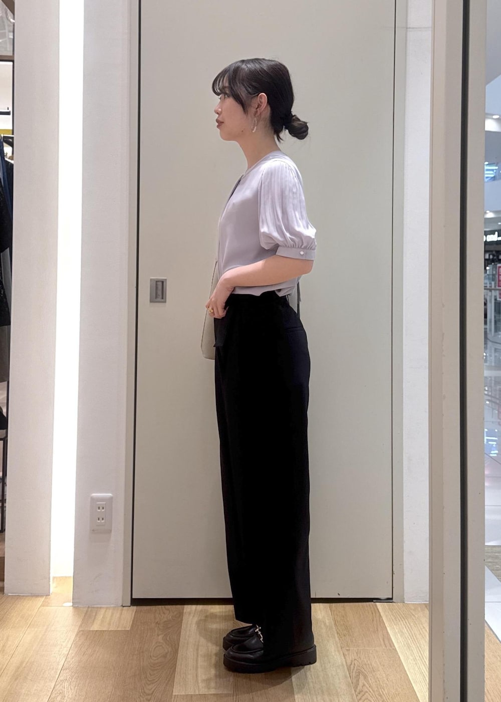 グレー系のショルダーバッグ、パープル系のシャツ/ブラウス、ブラック系のその他パンツを着用したレディースの春コーディネートの2枚目の写真