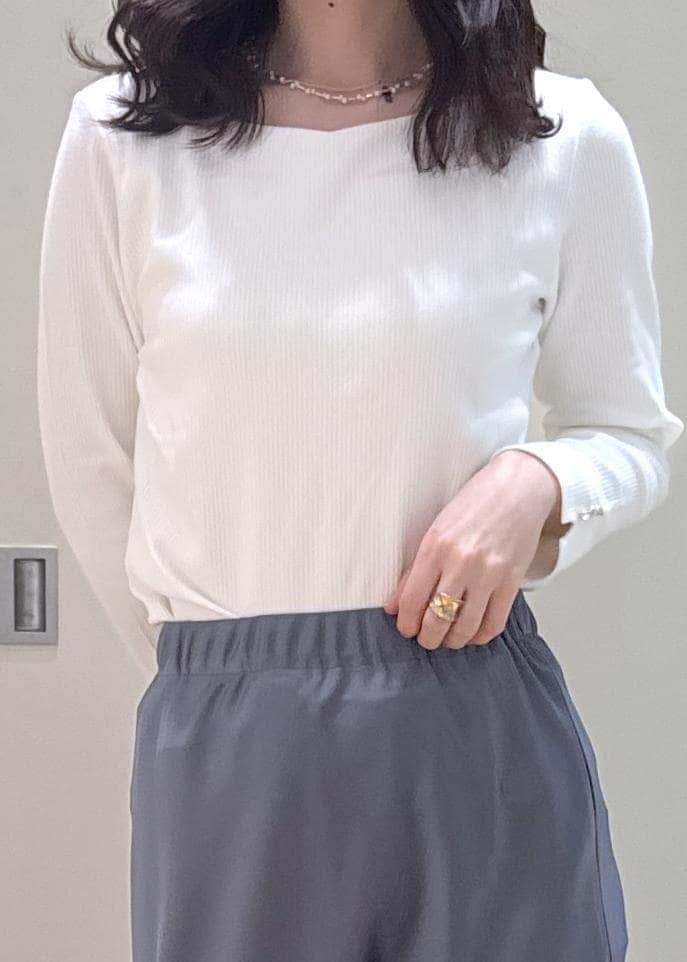 ベージュ系のパンプス、ベージュ系のショルダーバッグ、ブルー系のスカートを着用したレディースの春コーディネートの4枚目の写真