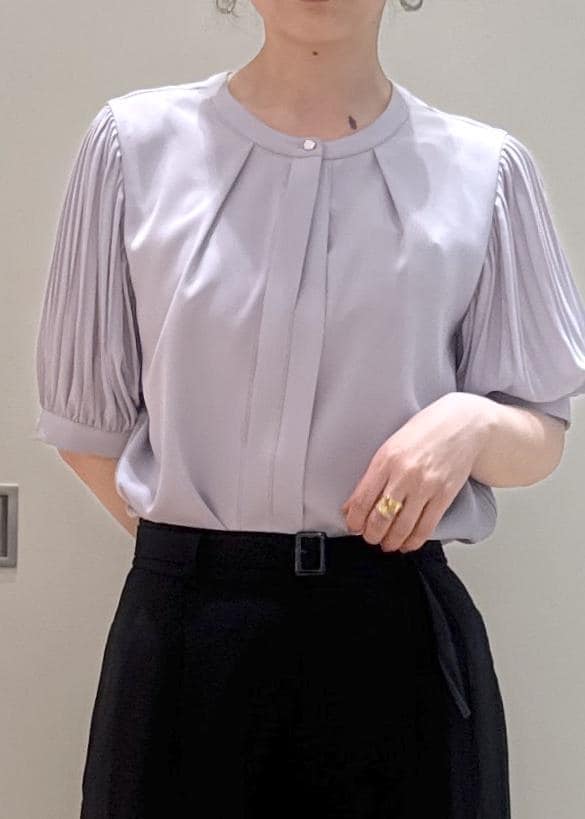 グレー系のショルダーバッグ、パープル系のシャツ/ブラウス、ブラック系のその他パンツを着用したレディースの春コーディネートの4枚目の写真