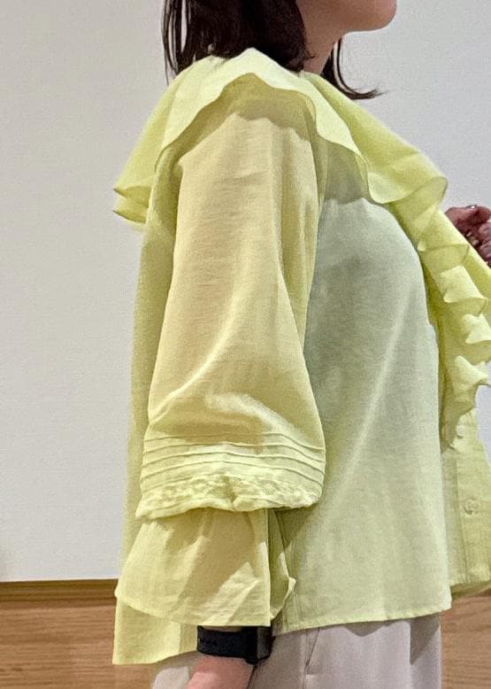 ホワイト系のサンダル、ベージュ系のカーゴパンツ、ベージュ系のショルダーバッグを着用したレディースの夏コーディネートの4枚目の写真