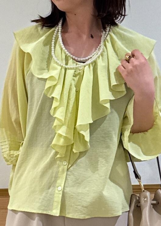 ホワイト系のサンダル、ベージュ系のカーゴパンツ、ベージュ系のショルダーバッグを着用したレディースの夏コーディネートの2枚目の写真