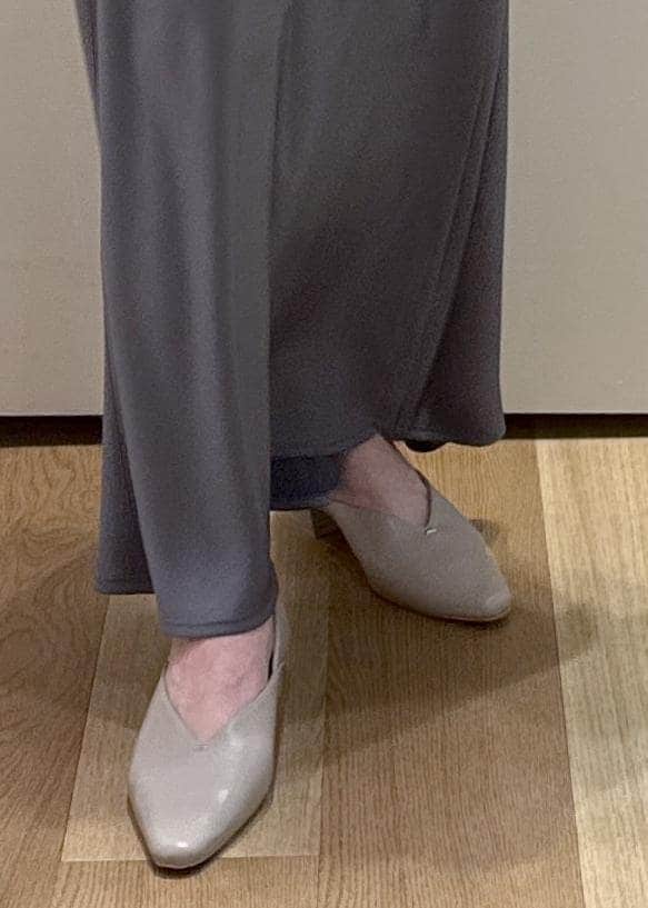 ベージュ系のパンプス、ベージュ系のショルダーバッグ、ブルー系のスカートを着用したレディースの春コーディネートの6枚目の写真