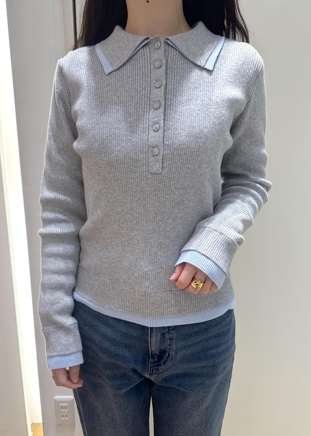 ブラック系のショルダーバッグ、ブラック系のローファー、ブルー系のテーラードジャケットを着用したレディースの冬コーディネートの6枚目の写真