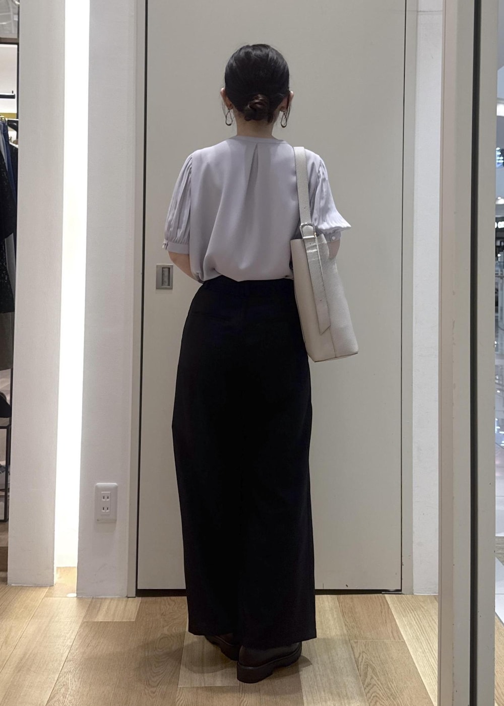 グレー系のショルダーバッグ、パープル系のシャツ/ブラウス、ブラック系のその他パンツを着用したレディースの春コーディネートの3枚目の写真