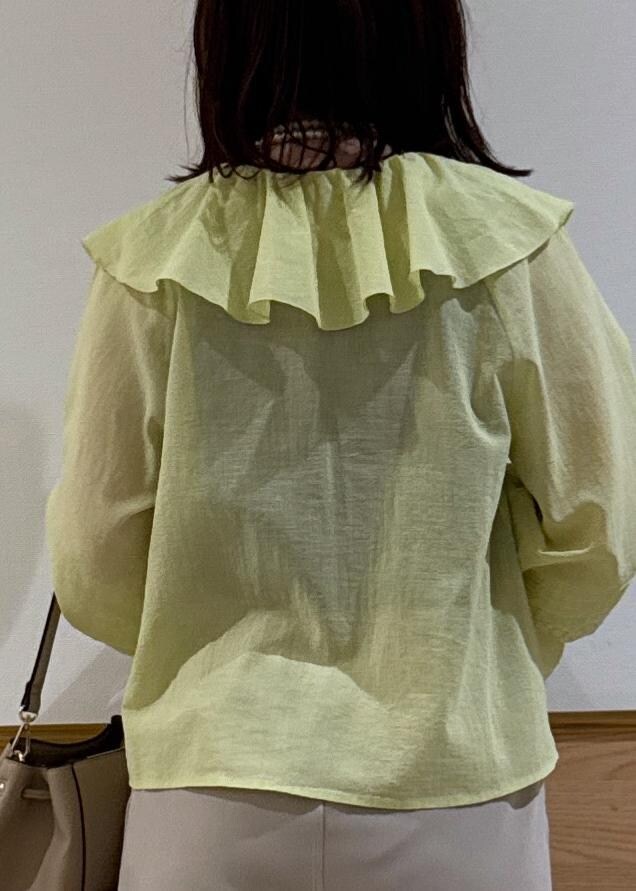 ホワイト系のサンダル、ベージュ系のカーゴパンツ、ベージュ系のショルダーバッグを着用したレディースの夏コーディネートの6枚目の写真