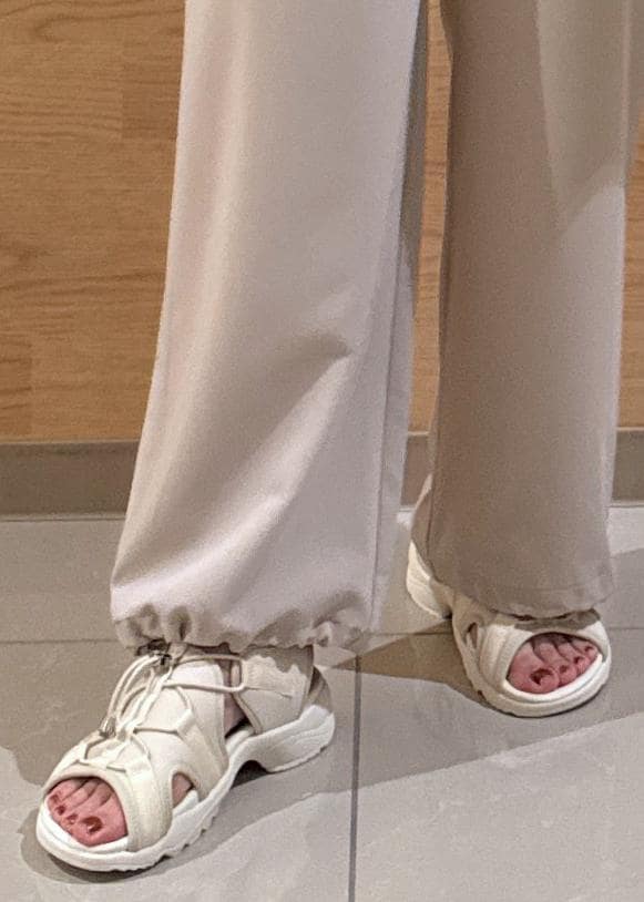 ホワイト系のサンダル、ベージュ系のカーゴパンツ、ベージュ系のショルダーバッグを着用したレディースの夏コーディネートの8枚目の写真