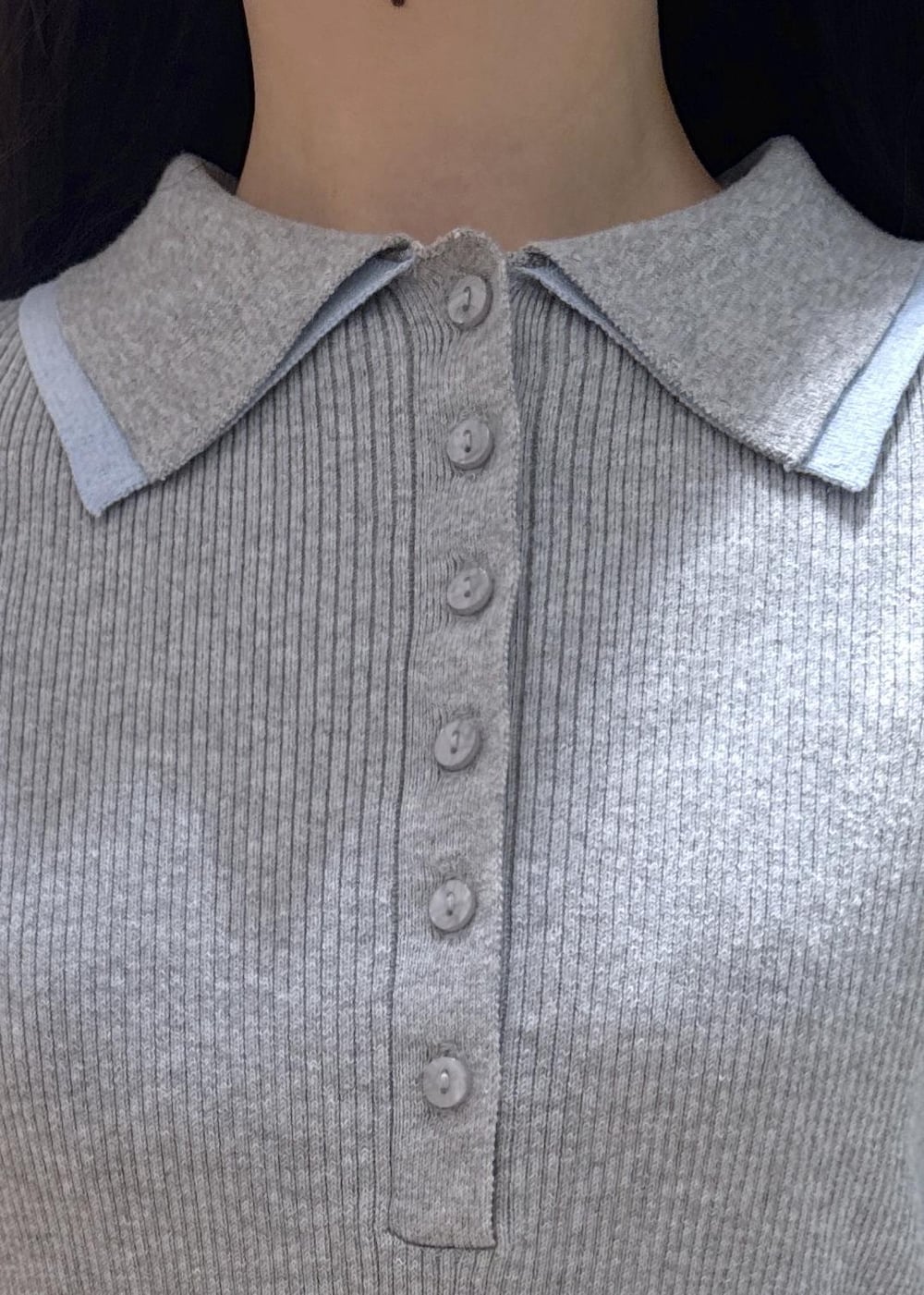 ブラック系のショルダーバッグ、ブラック系のローファー、ブルー系のテーラードジャケットを着用したレディースの冬コーディネートの7枚目の写真