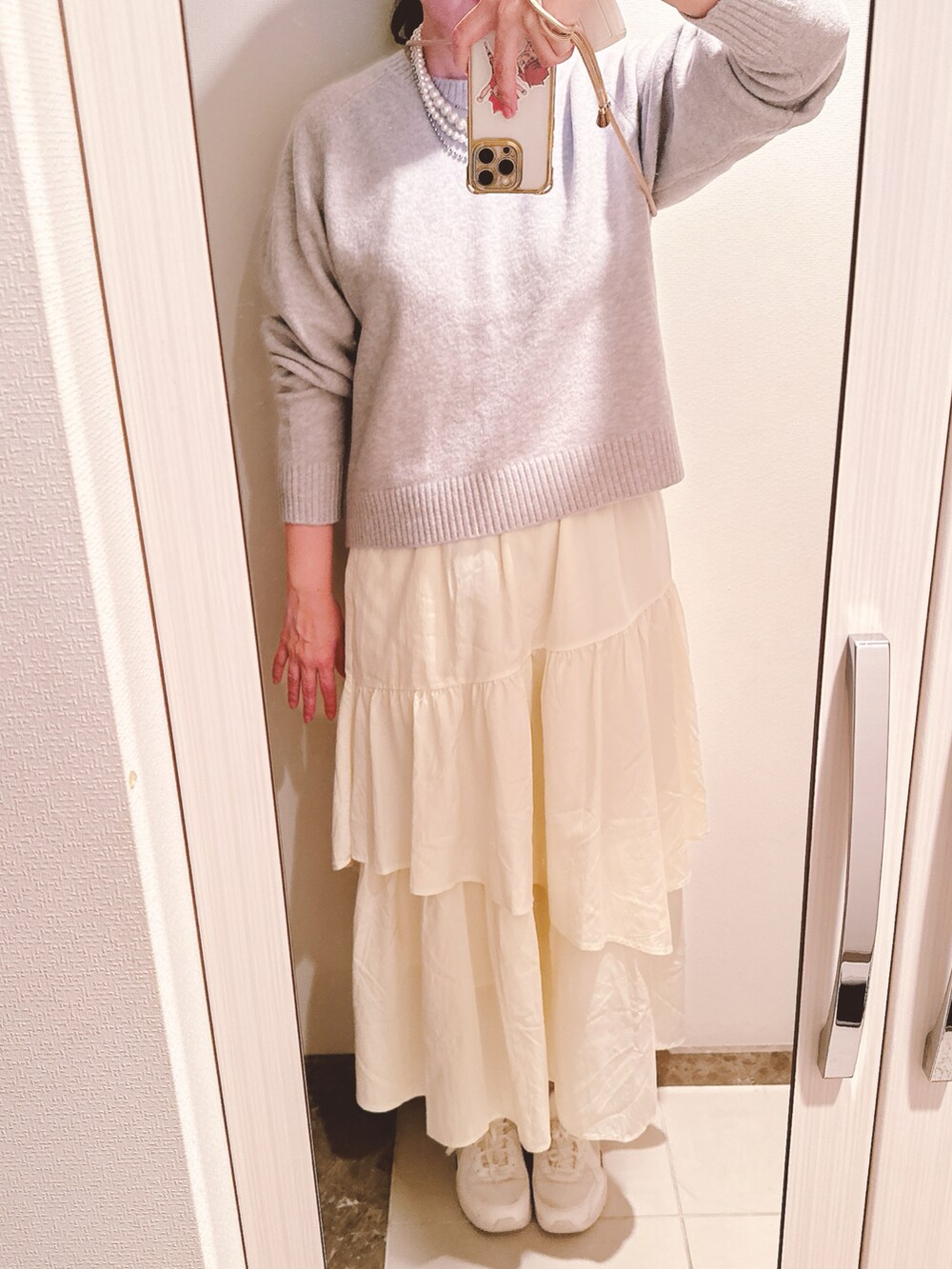 ホワイト系のその他アウター、ホワイト系のブルゾン、ホワイト系のスカートを着用したレディースの冬コーディネートの2枚目の写真