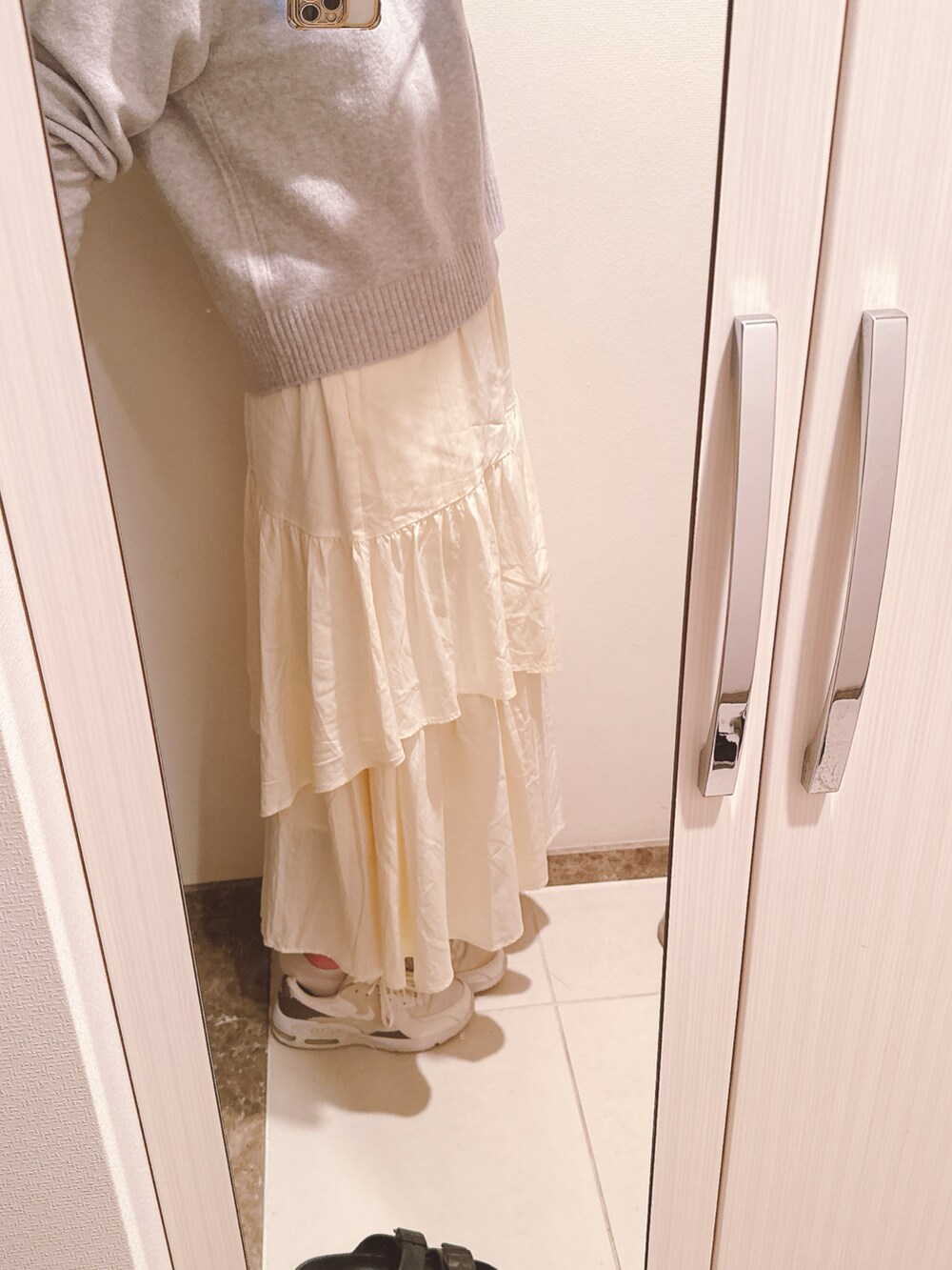 ホワイト系のその他アウター、ホワイト系のブルゾン、ホワイト系のスカートを着用したレディースの冬コーディネートの3枚目の写真