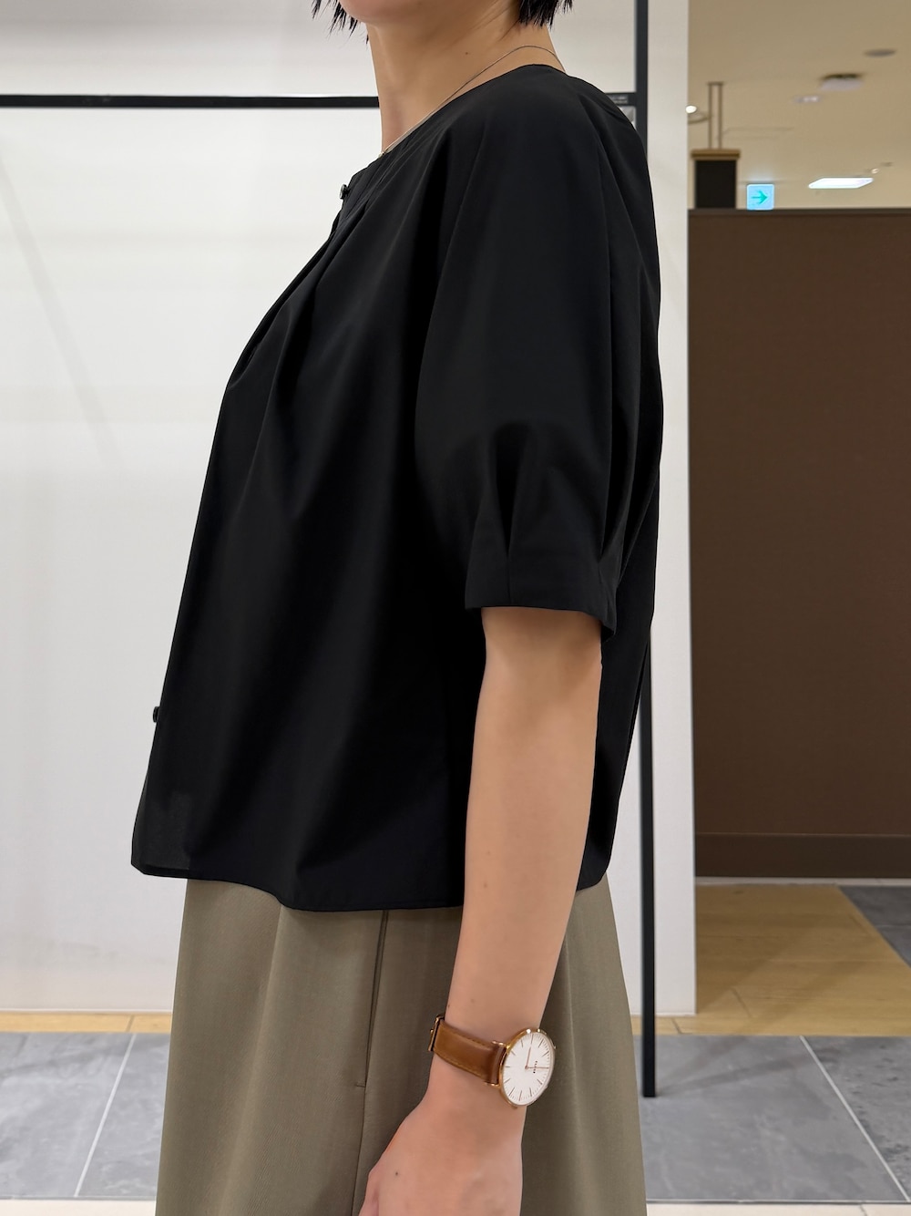 ブラック系のシャツ/ブラウス、グリーン系のワンピース、ブラック系のトートバッグを着用したレディースの夏コーディネートの9枚目の写真