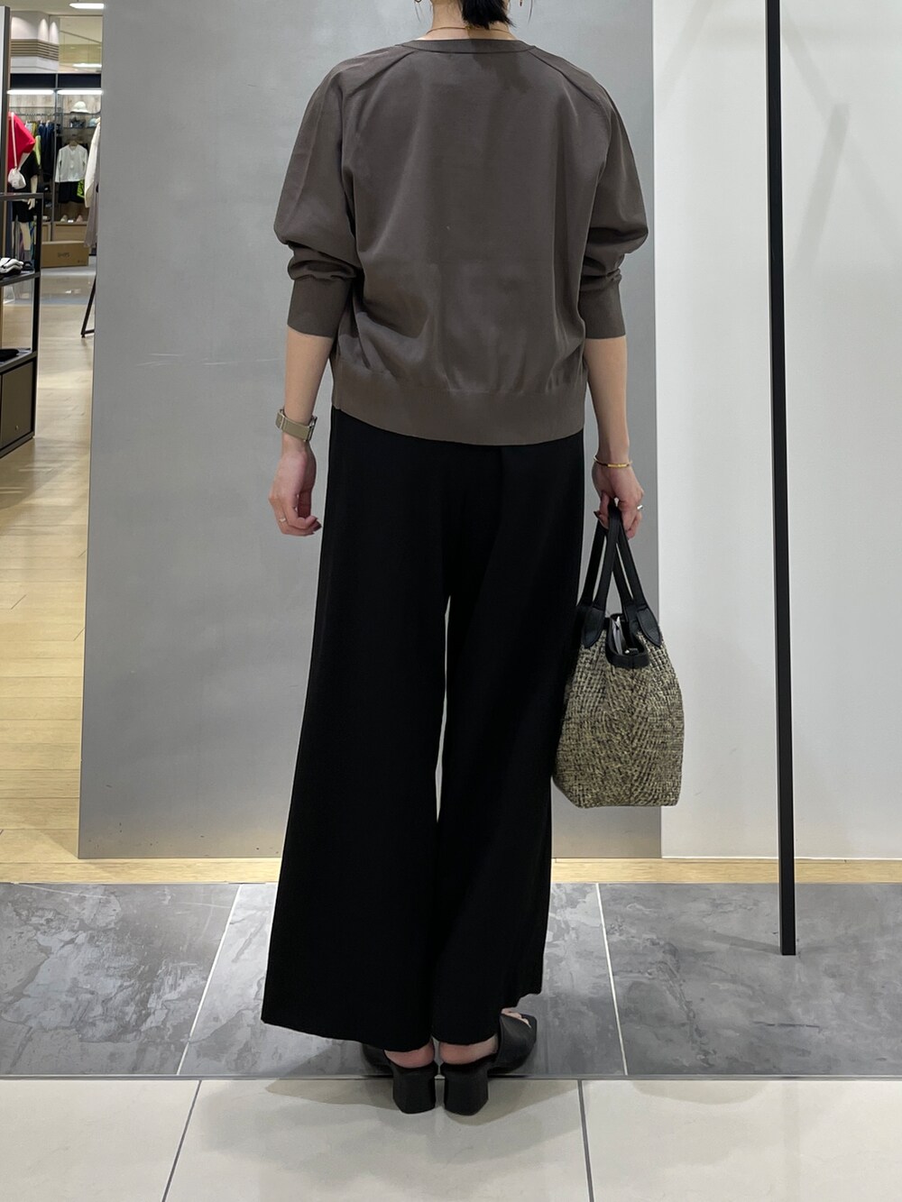 ブラック系のその他パンツ、ブラック系のトートバッグ、ブラウン系のカーディガン/ボレロを着用したレディースの春コーディネートの5枚目の写真