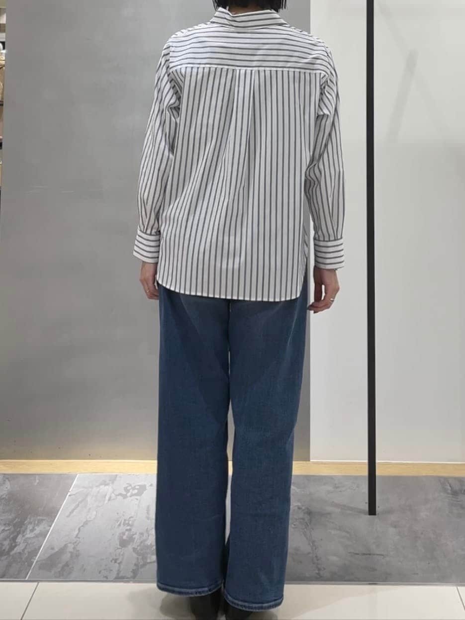 ブルー系のデニムパンツ、ブルー系のシャツ/ブラウス、ブルー系のニット/セーターを着用したレディースの春コーディネートの8枚目の写真