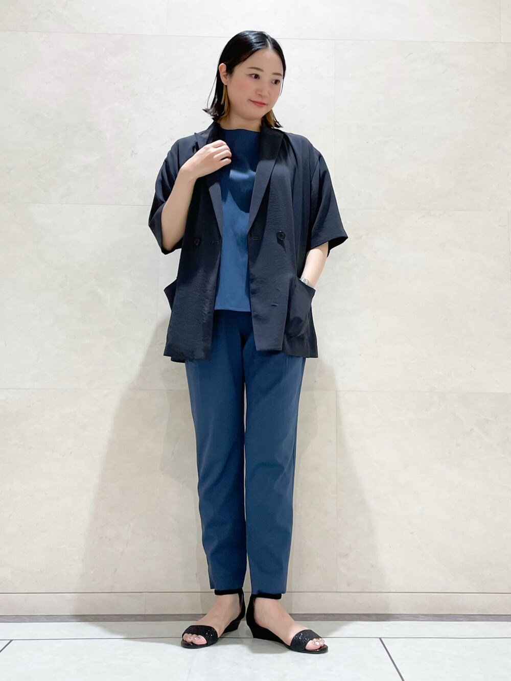 ブルー系のシャツ/ブラウス、ブルー系のその他パンツ、グレー系のテーラードジャケットを着用したレディースの春コーディネートの2枚目の写真