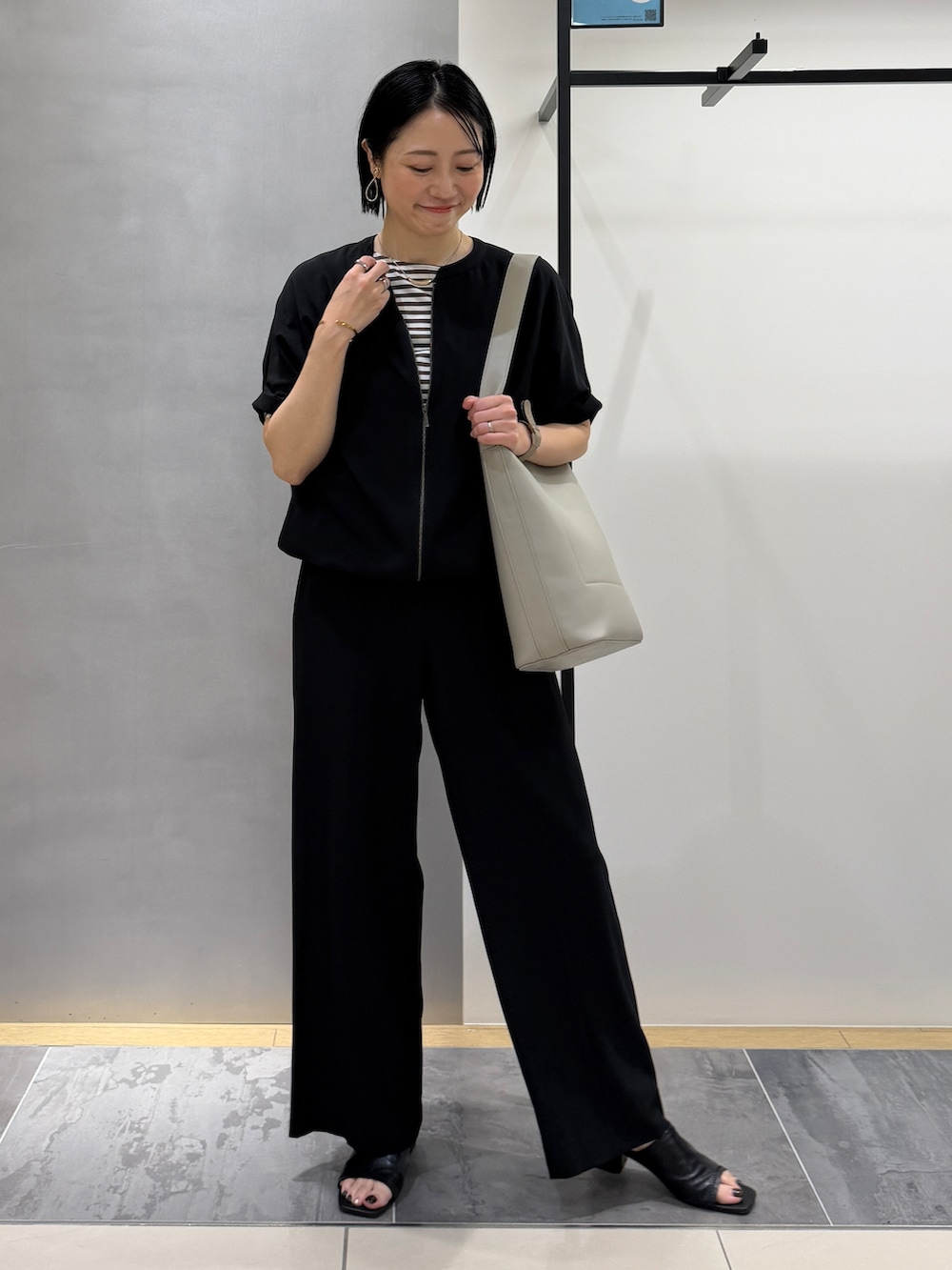 ブラック系のブルゾン、グリーン系のTシャツ/カットソー、ブラック系のその他パンツを着用したレディースの夏コーディネートの4枚目の写真
