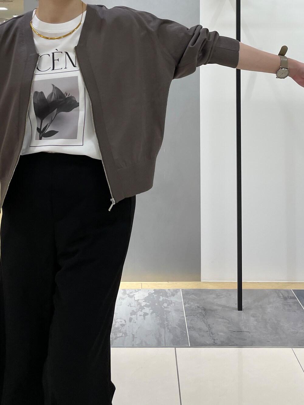 ブラック系のその他パンツ、ブラック系のトートバッグ、ブラウン系のカーディガン/ボレロを着用したレディースの春コーディネートの7枚目の写真