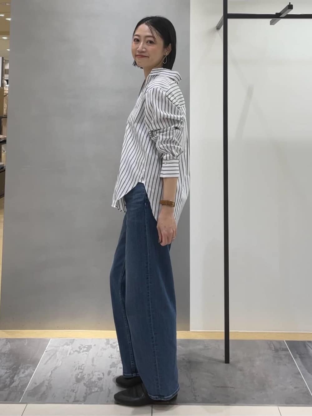ブルー系のデニムパンツ、ブルー系のシャツ/ブラウス、ブルー系のニット/セーターを着用したレディースの春コーディネートの4枚目の写真