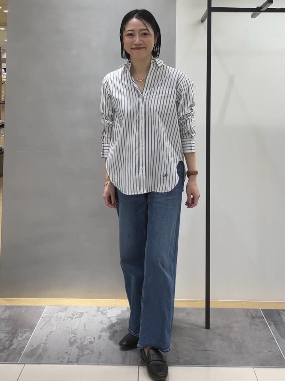 ブルー系のデニムパンツ、ブルー系のシャツ/ブラウス、ブルー系のニット/セーターを着用したレディースの春コーディネートの3枚目の写真