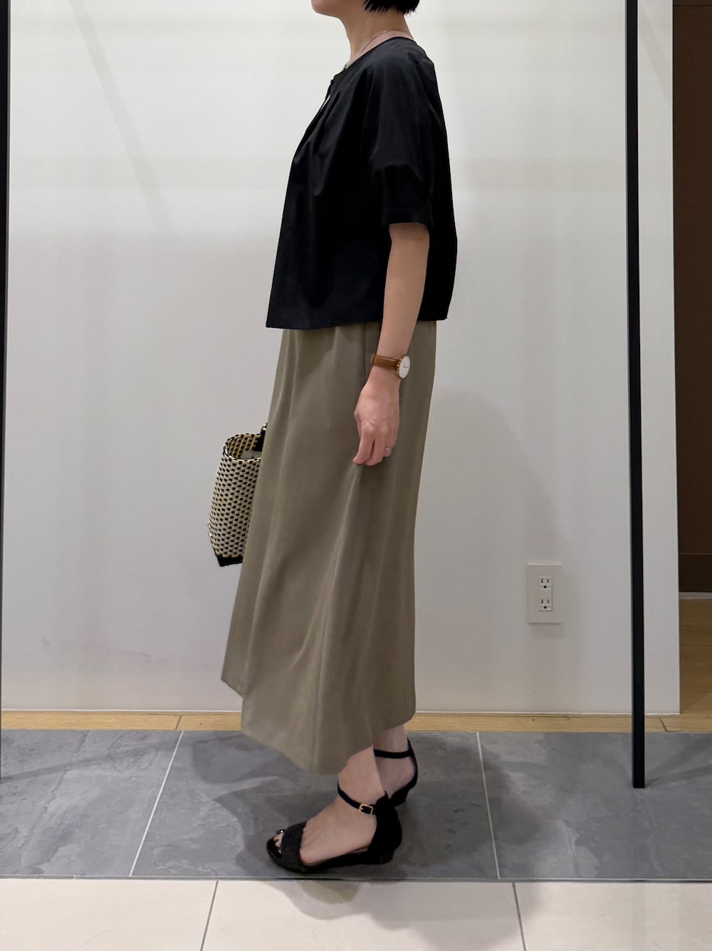 ブラック系のシャツ/ブラウス、グリーン系のワンピース、ブラック系のトートバッグを着用したレディースの夏コーディネートの4枚目の写真