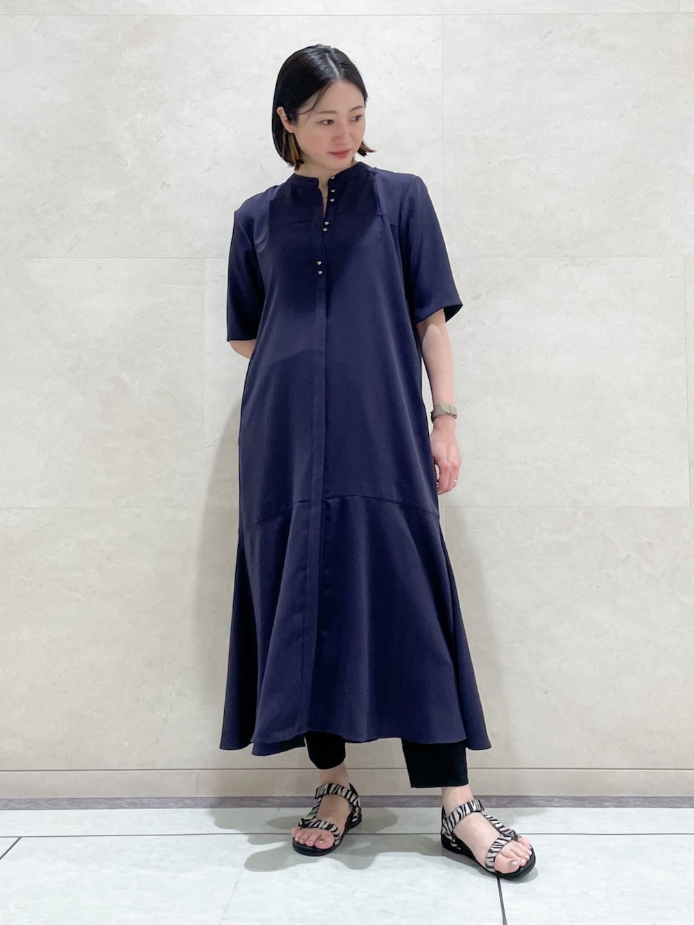 パープル系のワンピース、ベージュ系のサンダル、その他のその他を着用したレディースの夏コーディネートの2枚目の写真