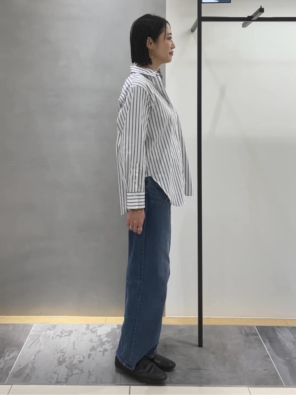 ブルー系のデニムパンツ、ブルー系のシャツ/ブラウス、ブルー系のニット/セーターを着用したレディースの春コーディネートの6枚目の写真