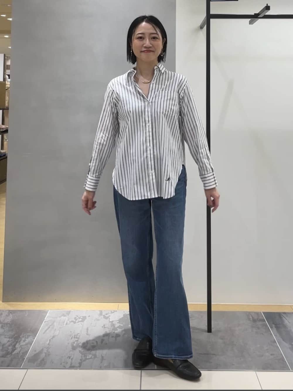 ブルー系のデニムパンツ、ブルー系のシャツ/ブラウス、ブルー系のニット/セーターを着用したレディースの春コーディネートの5枚目の写真