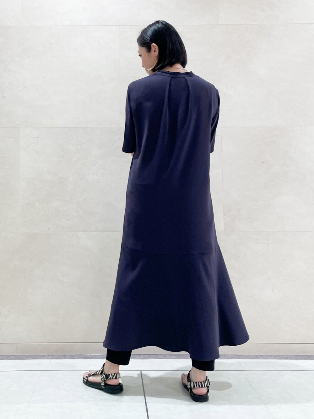 パープル系のワンピース、ベージュ系のサンダル、その他のその他を着用したレディースの夏コーディネートの3枚目の写真