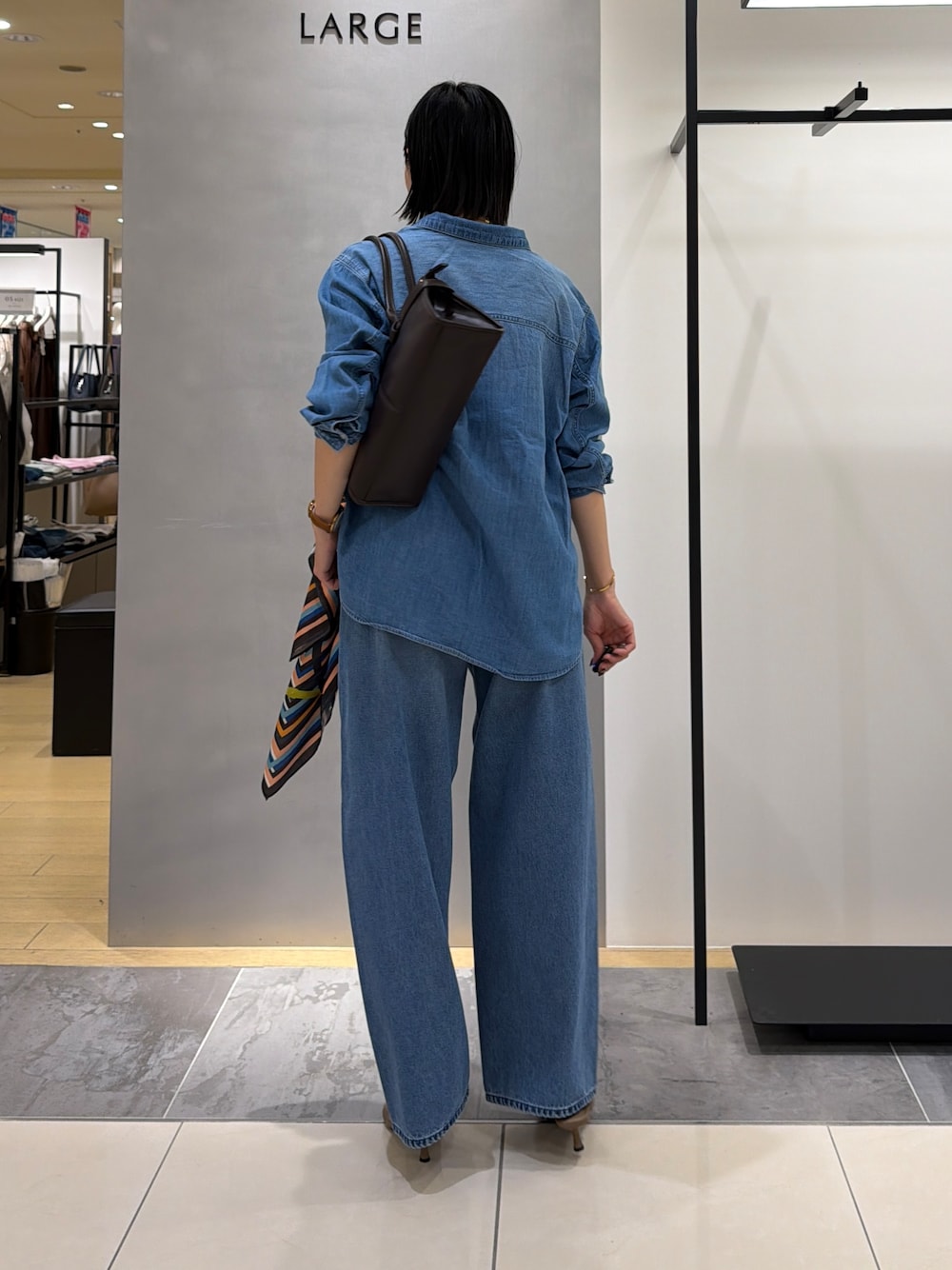 ブルー系のシャツ/ブラウス、ホワイト系のタンクトップ、ブルー系のその他パンツを着用したレディースの秋コーディネートの4枚目の写真