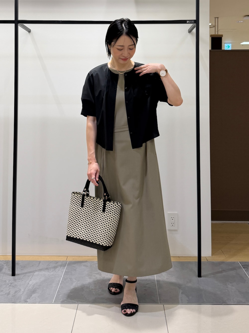 ブラック系のシャツ/ブラウス、グリーン系のワンピース、ブラック系のトートバッグを着用したレディースの夏コーディネートの5枚目の写真