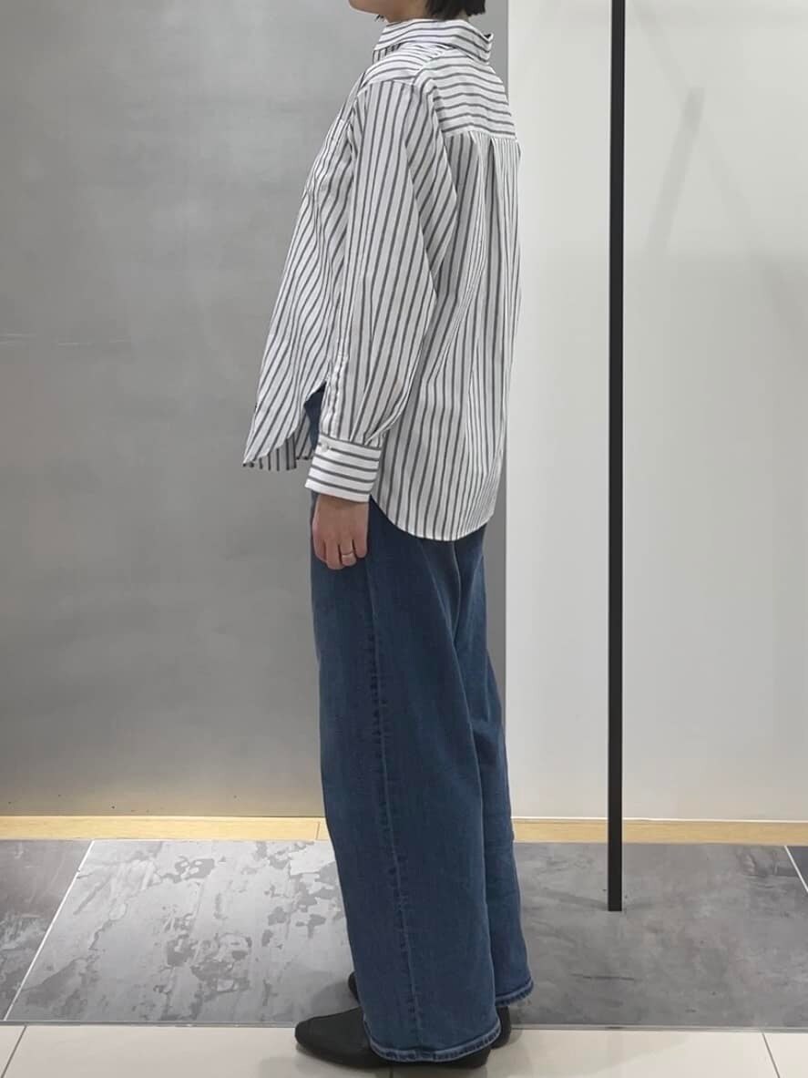 ブルー系のデニムパンツ、ブルー系のシャツ/ブラウス、ブルー系のニット/セーターを着用したレディースの春コーディネートの7枚目の写真