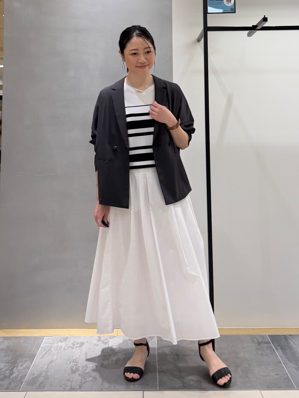 ブルー系のカーゴパンツ、グレー系のテーラードジャケット、ブルー系のニット/セーターを着用したレディースの春コーディネートの2枚目の写真