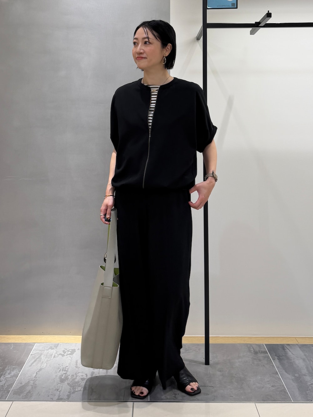 ブラック系のブルゾン、グリーン系のTシャツ/カットソー、ブラック系のその他パンツを着用したレディースの夏コーディネートの6枚目の写真