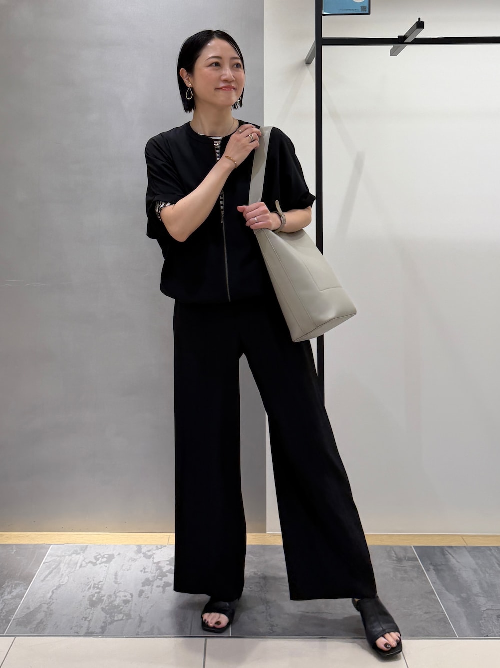 ブラック系のブルゾン、グリーン系のTシャツ/カットソー、ブラック系のその他パンツを着用したレディースの夏コーディネートの3枚目の写真