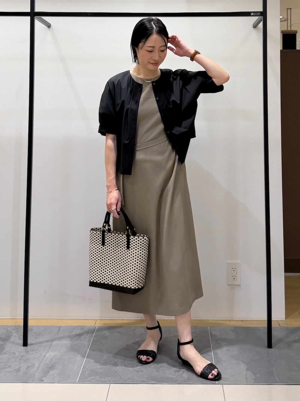 ブラック系のシャツ/ブラウス、グリーン系のワンピース、ブラック系のトートバッグを着用したレディースの夏コーディネートの7枚目の写真