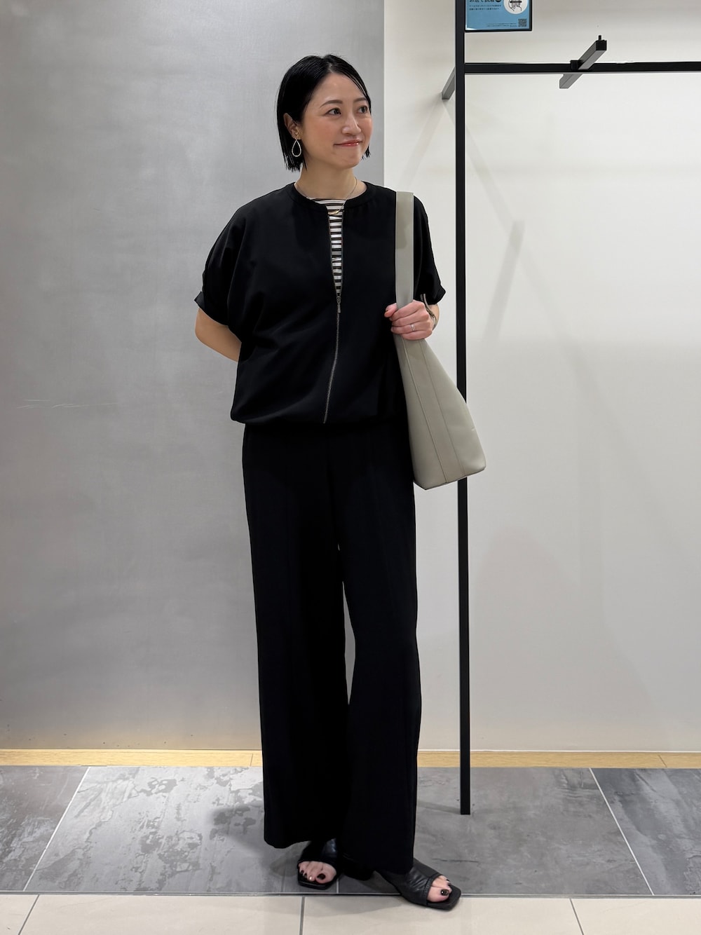 ブラック系のブルゾン、グリーン系のTシャツ/カットソー、ブラック系のその他パンツを着用したレディースの夏コーディネートの5枚目の写真