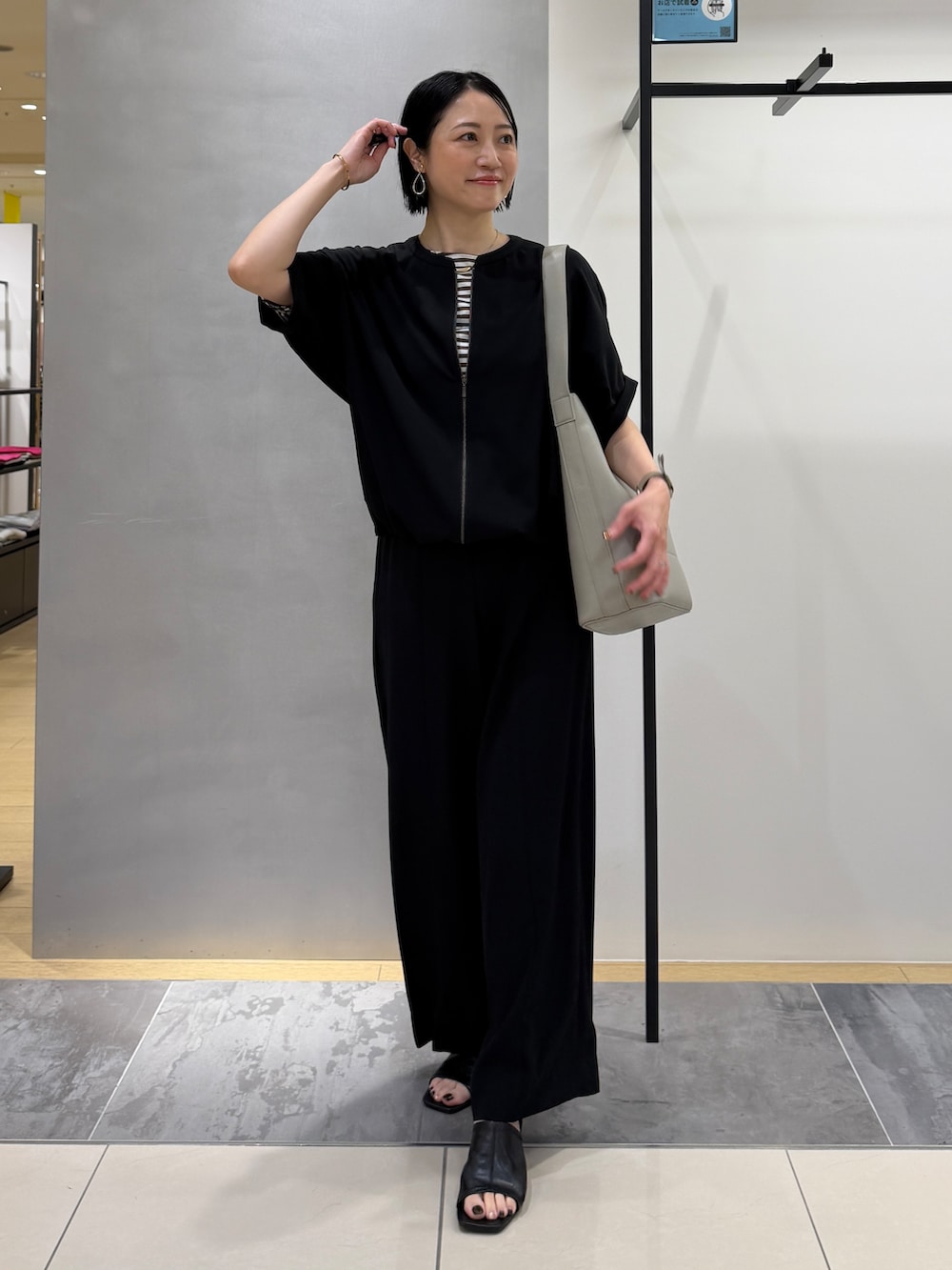 ブラック系のブルゾン、グリーン系のTシャツ/カットソー、ブラック系のその他パンツを着用したレディースの夏コーディネートの2枚目の写真