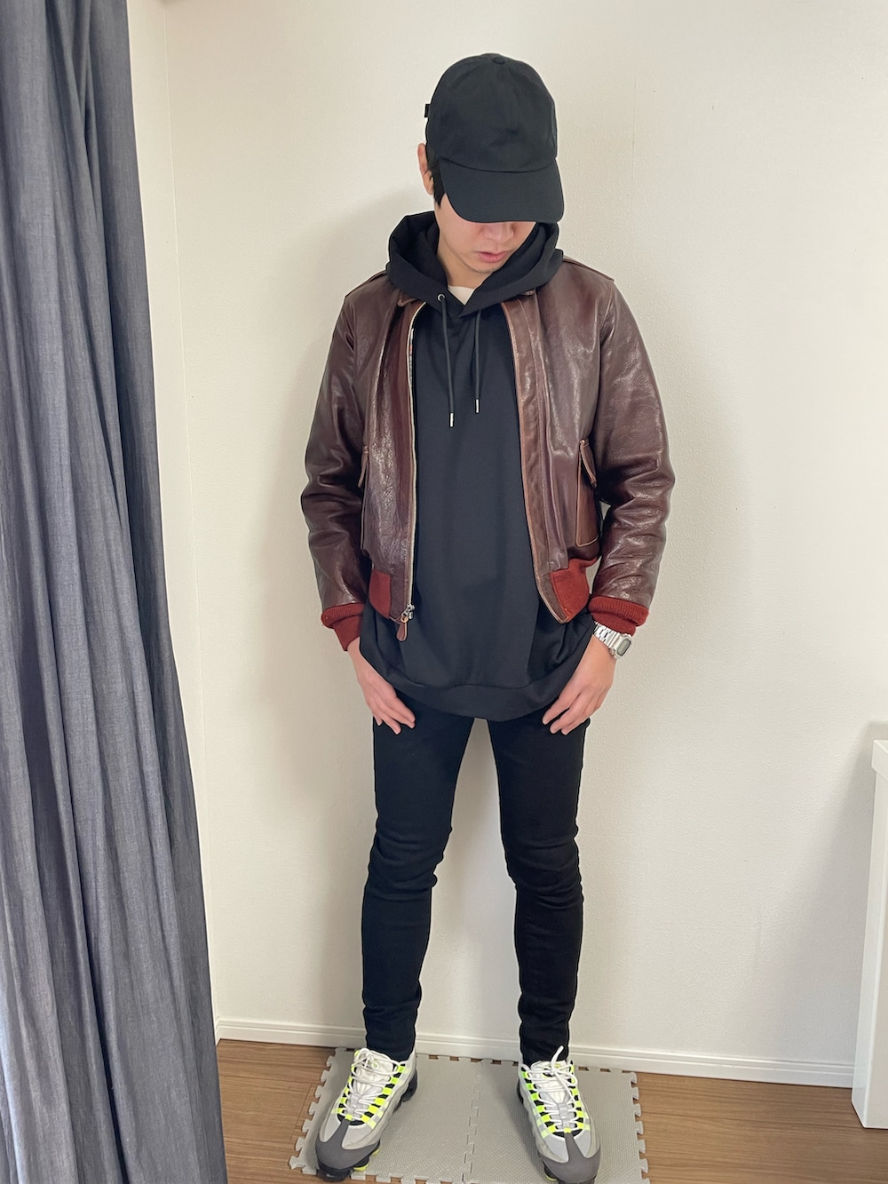 ブラック系のデニムパンツ、ブラウン系のジャケット/アウター、ブラック系のトップスを着用したメンズの冬コーディネートの2枚目の写真
