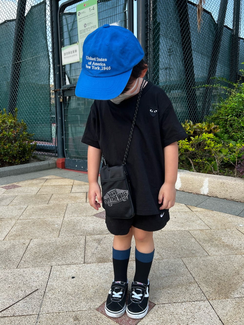 「COMME des GARCONSのアイテム（Tシャツ/カットソー、ブラック系）」を使った、Casper さん（キッズ・90cm）の春コーディネートの2枚目の写真