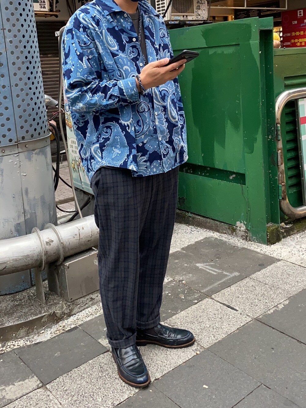 グレー系のスラックス、ブルー系のシャツ/ブラウス、ブルー系のネックレスを着用したメンズの春コーディネートの3枚目の写真