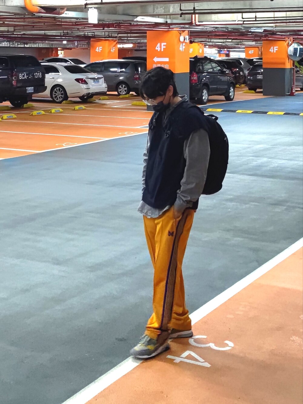 ブラック系のその他トップス、グレー系のシャツ/ブラウス、イエロー系のパンツを着用したメンズの春コーディネートの2枚目の写真