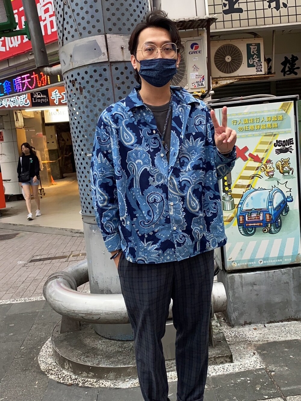 グレー系のスラックス、ブルー系のシャツ/ブラウス、ブルー系のネックレスを着用したメンズの春コーディネートの2枚目の写真